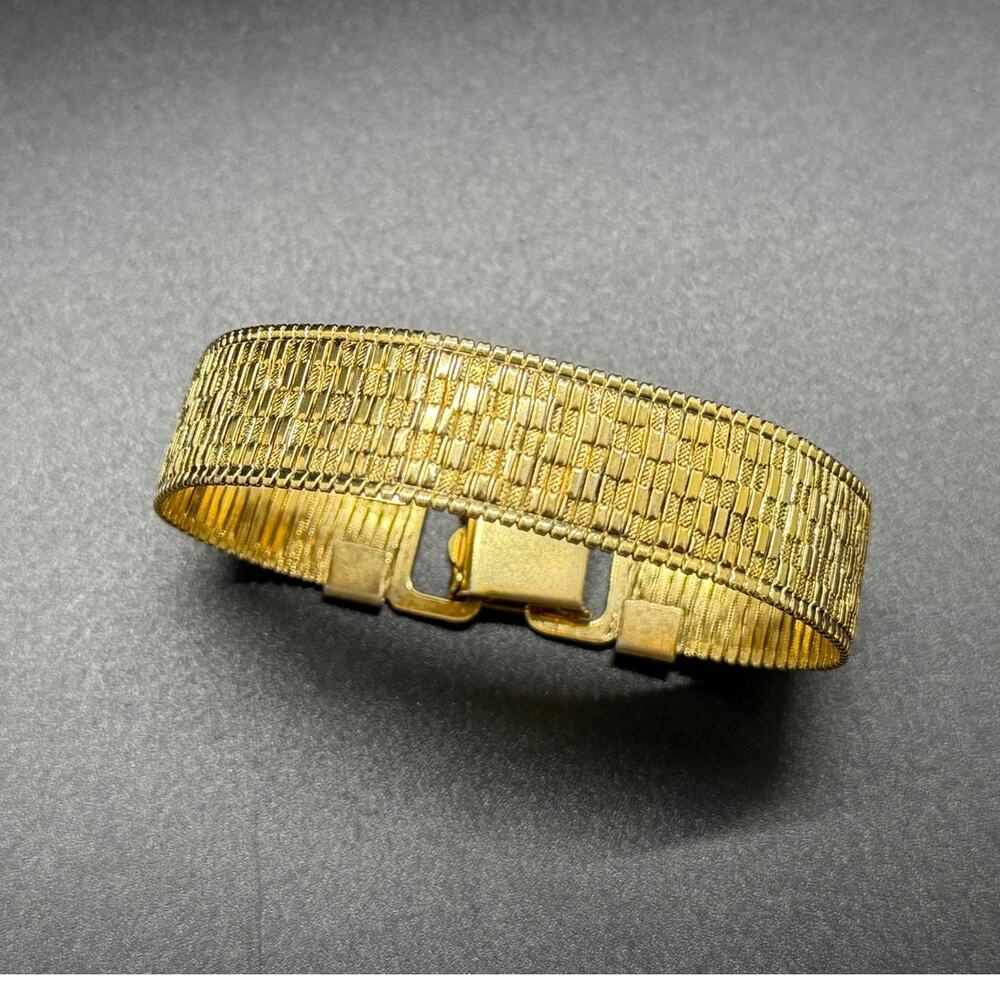 Vintage Gold Tone Mesh Bracelet "checkerboard" texture